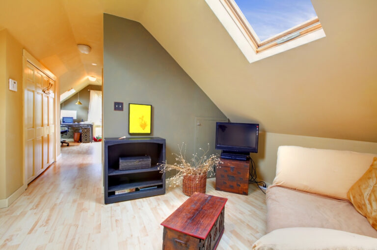 installer un velux, Séjour sous les combles avec une fenêtre de toit ou velux