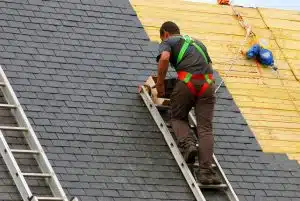 ardoise toiture, rénovation toiture, réfection toiture, couvreur posant les ardoises d'une toiture