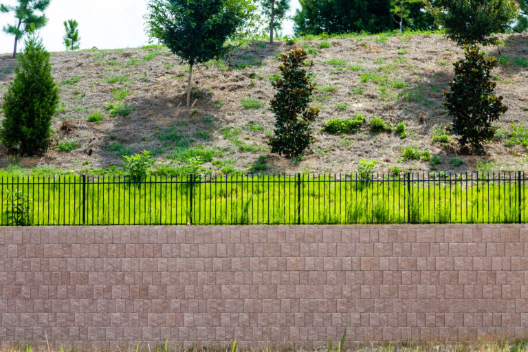 mur de soutènement en blocs de béton garnis