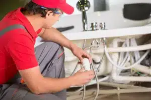 trouver un plombier, plombier réparant des conduits PER