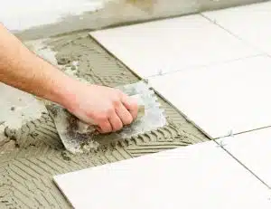 coût pose carrelage, bon carreleur, pose du carrelage d'une salle de bain par un ouvrier