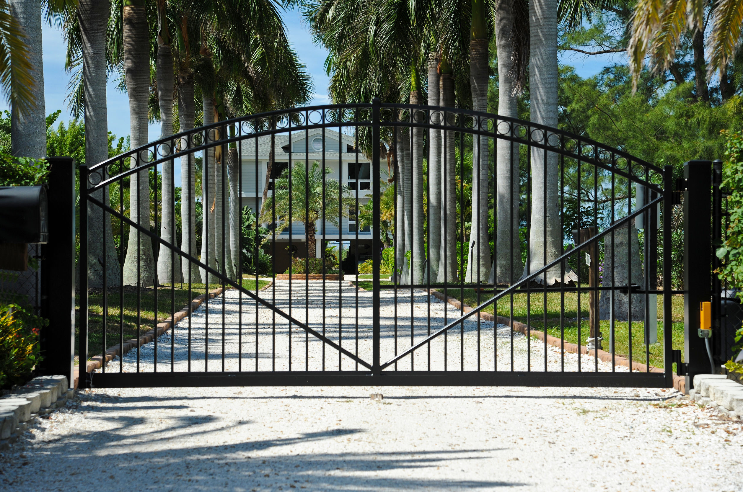 choisir son portail, Grand portail donnant sur une allée à l'entrée d'une villa cossue, portail en aluminium