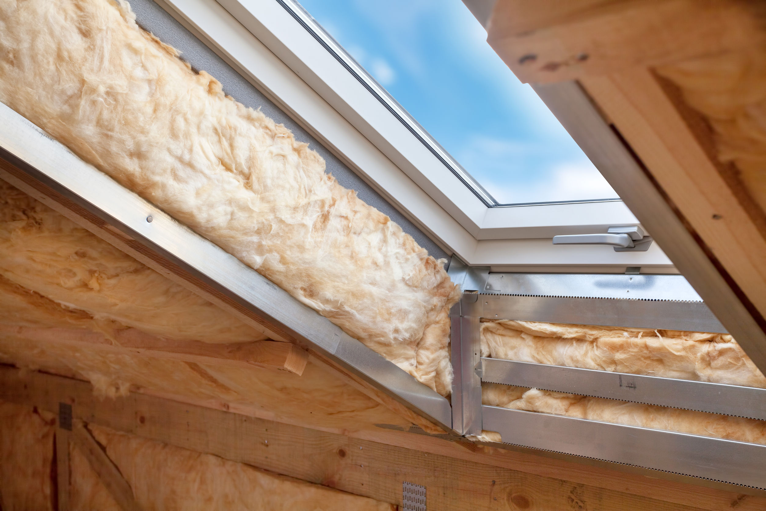 Velux ou fenêtre de toit en PVC et isolation de la toiture ou des combles
