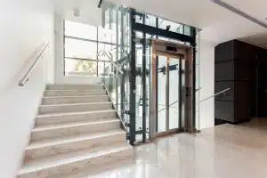 élevateur domestique, ascenseur particulier coût, catégories ascenseur, ascenseur privatif, ascenseur d'intérieur dans près l'escalier d'un immeuble