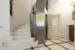 ascenseur individuel, ascenseur privatif pas cher, installation ascenseur, réglementation ascenseur, ascenseur privatif dans la cage d'escalier d'un villa, maintien à domicile