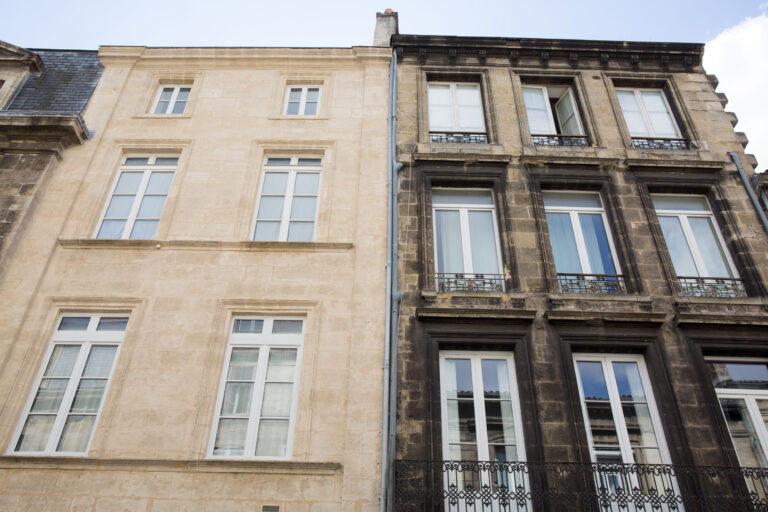 nettoyage façade, avant et après rénovation ou nettoyage d'une façade d'un immeuble