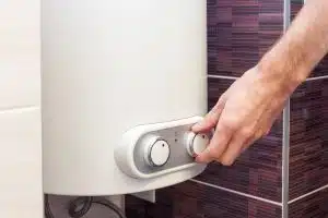 chauffe-eau électrique dans une salle d'eau