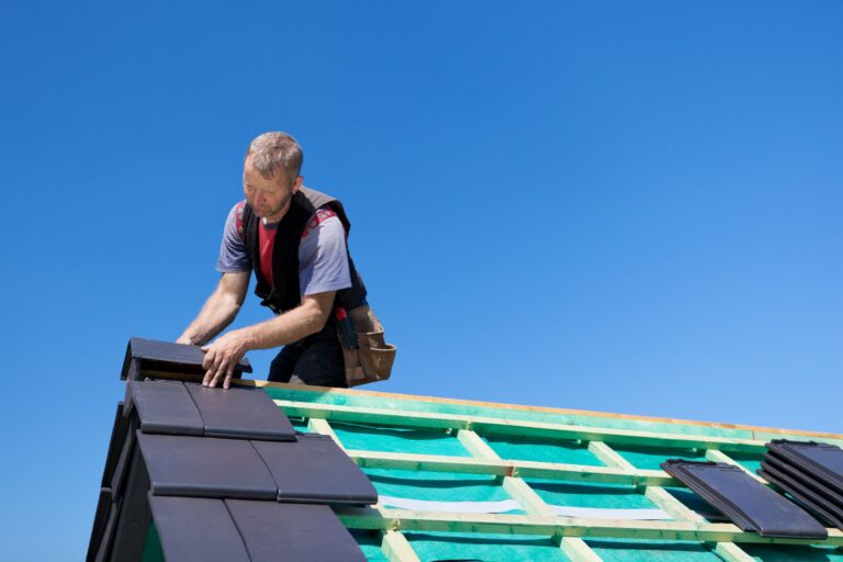 prix d'un couvreur, couverture maison, couvreur installant un toit en adroise