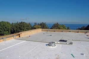 toiture plate, toit plat, finalisation des travaux d'installation d'une toiture plate par l'isolation