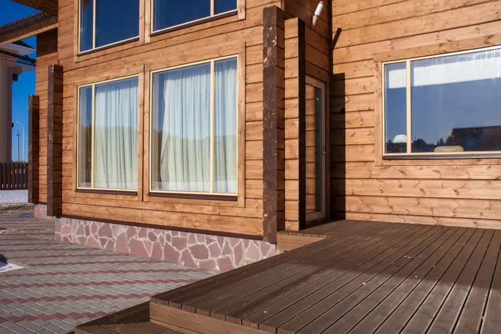 maison en bois neuve avec une terrasse sur le devant