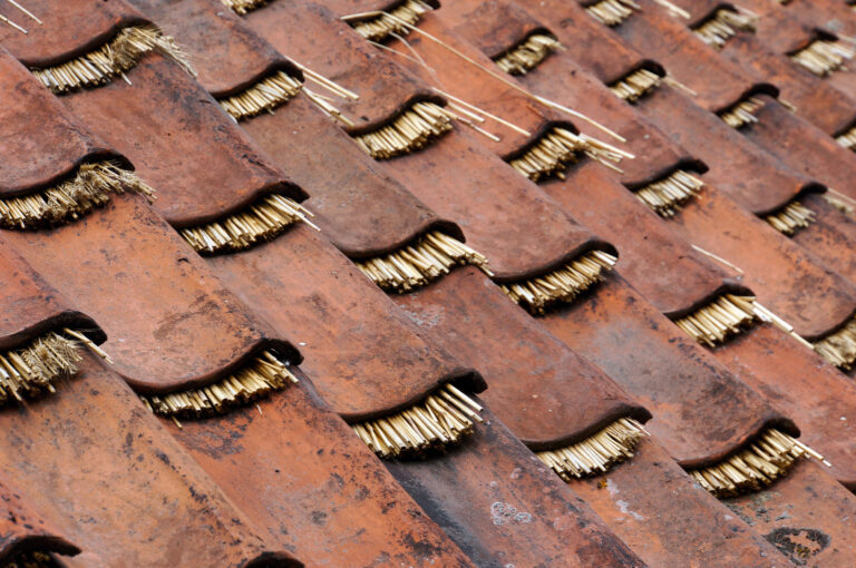 toiture traditionnelle en tuile avec une isolation en paille, isolation par l'extérieur, coût isolation toiture