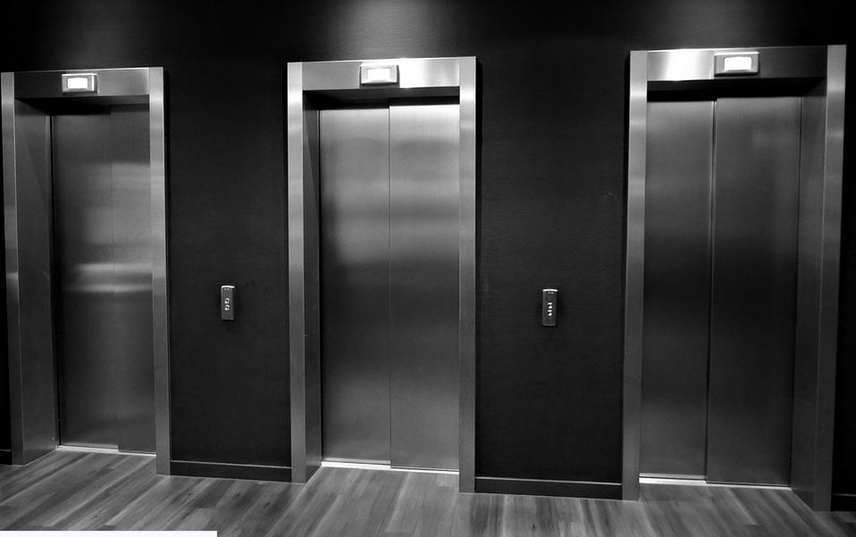 Lire la suite à propos de l’article Les caractéristiques techniques d’un ascenseur