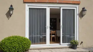 découvrez comment choisir la meilleure moustiquaire pour fenêtre et porte et protégez-vous des insectes avec efficacité. conseils et astuces pour une sélection optimale.