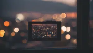 découvrez ce que réserve le regard par cette fenêtre imprégnée d'amour, votre unique horizon.