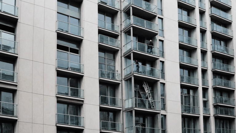 découvrez le fonctionnement d'un ascenseur et ses composants principaux dans cet article informatif.