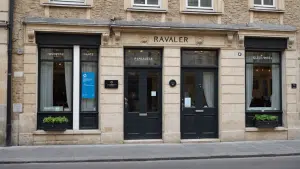 découvrez comment ravaler votre façade comme un professionnel avec nos conseils et astuces pratiques pour redonner un coup de neuf à votre bâtiment.