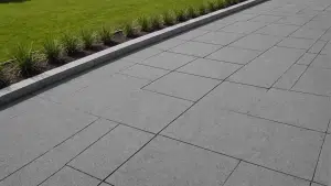 découvrez comment sublimer votre espace extérieur avec un revêtement de sol en béton. des conseils et idées pour mettre en valeur votre extérieur avec élégance et modernité.