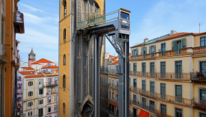 découvrez l'ascenseur de santa justa, un chef-d'œuvre d'ingénierie à lisbonne offrant une vue imprenable sur la ville. en savoir plus sur cet emblème emblématique de l'histoire de la capitale portugaise.