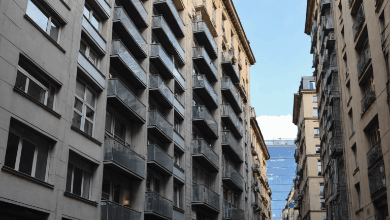 découvrez comment les ascenseurs ont révolutionné les déplacements urbains et facilité la mobilité dans les villes à travers l'histoire.