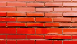 découvrez comment une maison en rangée des années 70 à londres a été transformée avec audace, alliant le métal rouge à la brique pour créer un espace unique et contemporain. plongez dans cette métamorphose inspirante qui allie tradition et modernité.
