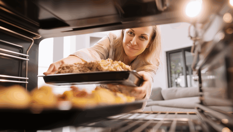 Les spécialistes révèlent enfin la vraie fréquence pour nettoyer un four