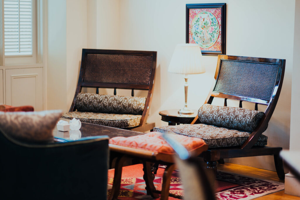 Salon moderne décoré avec des meubles chinés et vintage