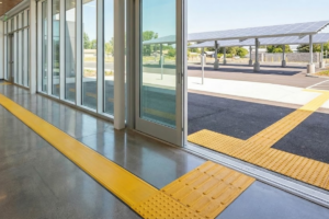 Quelle bande de guidage PMR choisir pour l'intérieur et l'extérieur ?