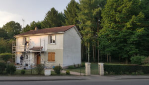 découvrez nos services de ravalement de façade à gretz-armainvilliers pour sublimer et protéger votre pavillon en lisière de forêt. expertise et qualité au rendez-vous.